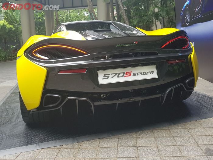 Bagian buritan McLaren 570S Spider yang tampilannya sangat sporti