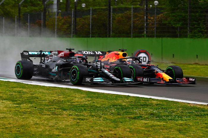Max Verstappen saat memenangkan perebutan posisi terdepan dengan Lewis Hamilton di tikungan pertama F1 Emilia Romagna 2021