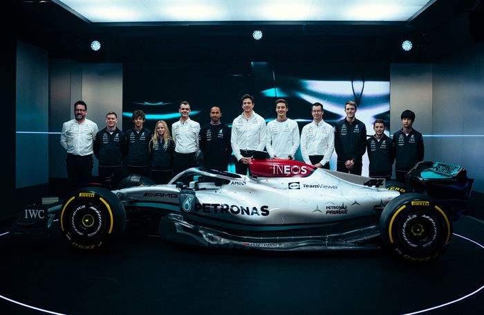 Tim Mercedes memperkenalkan mobil W13 untuk balap F1 2022 dengan livery yang didominasi warna silver