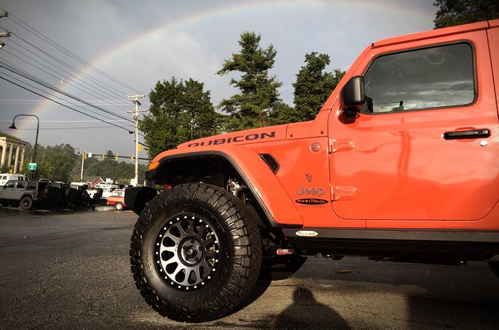 Jeep Wrangler pasang pelek Fuel dan ban M/T ukuran 37 inci