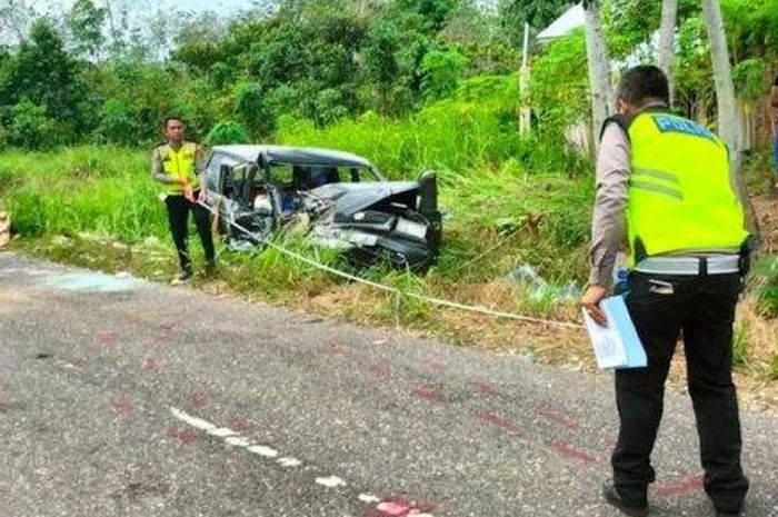 Polisi olah TKP atas kecelakaan melibatkan Toyota Kijang LGX dan truck box di Jalan Ness Bulian-Jambi, desa Petajen, Bajubang, Batanghari, Jambi