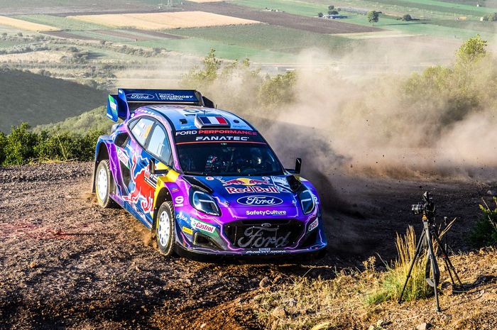 Juara dunia reli sembilan kali Sebastien Loeb memimpin sementara Reli Akropolis 2022 pada hari Juamt (9/9)