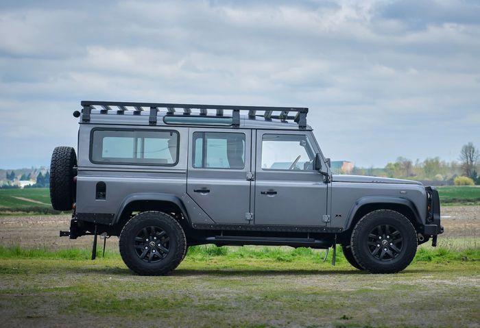 Restomod Land Rover Defender 110 pakai pelek Kahn Design ukuran 18 inci