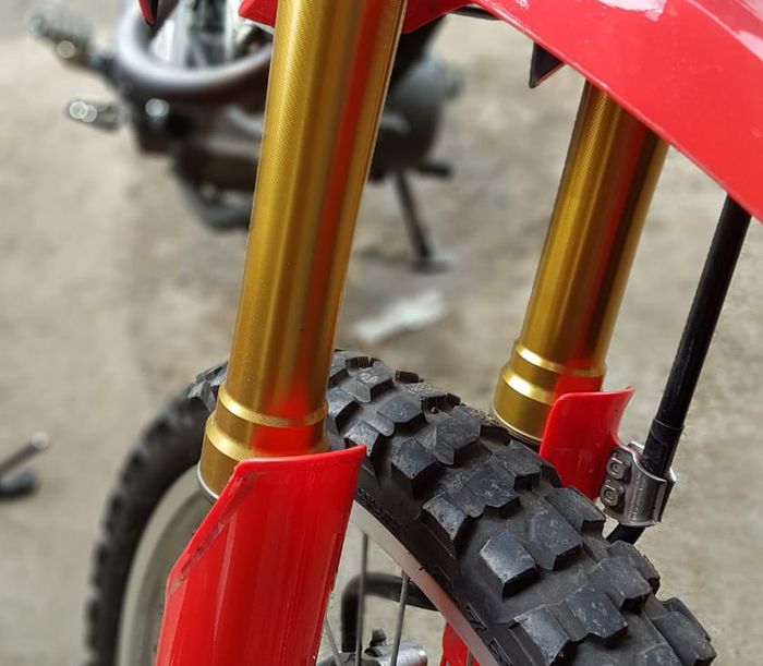 Bedanya sokbreker Upside Down buat Trail dengan Motor Sport