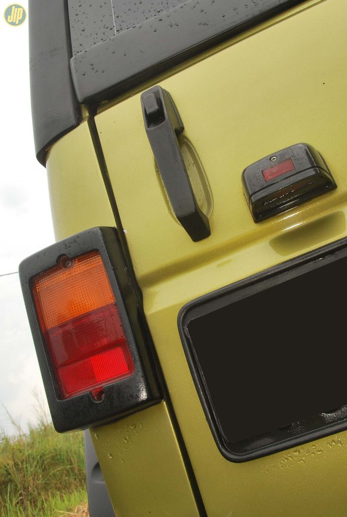 Handle pintu dicomot dari Jeep Cherokee dan lampu belakang custom dari Daihatsu Taruna.