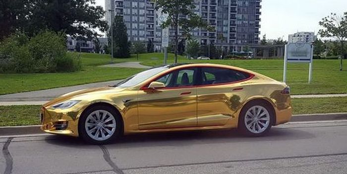 Modifikasi Tesla Model S pakai kelir tema Iron Man