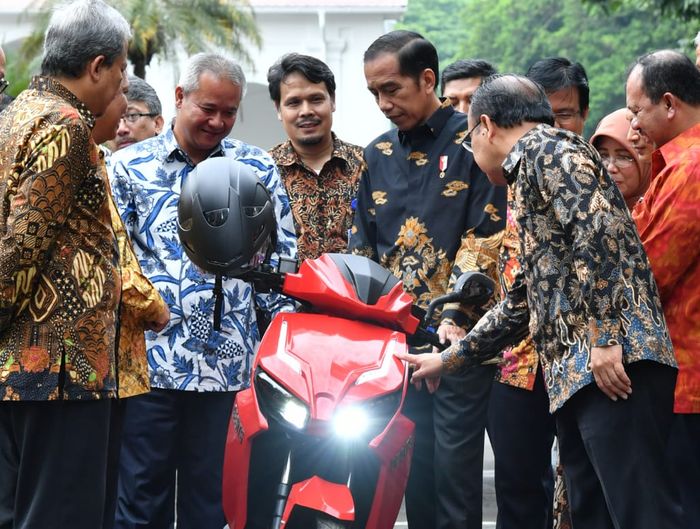 Presiden Jokowi jajal Motor Listrik Gesits di Istana