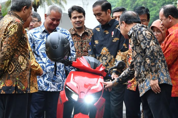 Presiden Jokowi jajal Motor Listrik Gesits di Istana