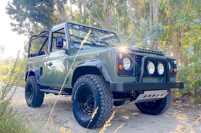 Restomod Land Rover Defender 90 kreasi Legacy Overland ini diberi label Suft Edition