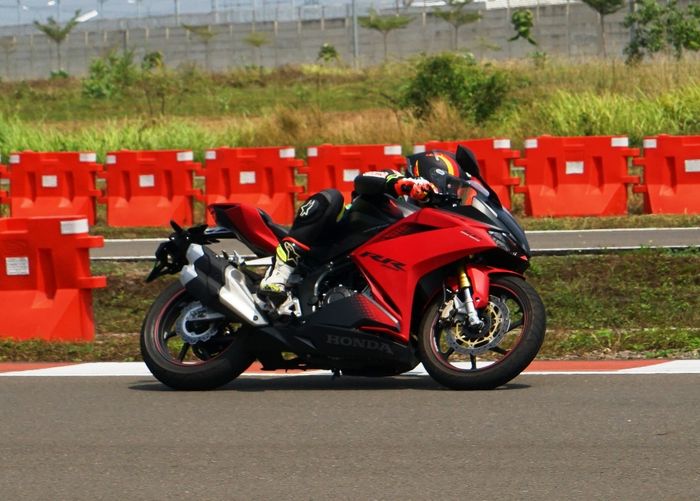 Test ride Honda CBR250RR SP QS