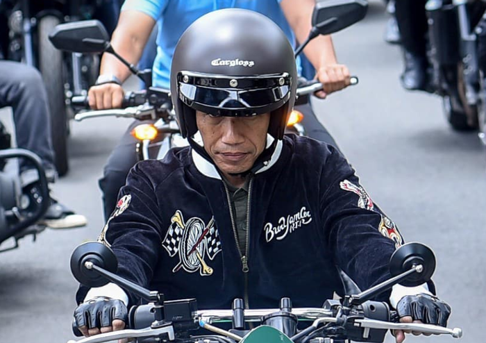 Jokowi memakai jaket Raw Type Riot x Bubur Ayam Racer saat riding di Bandung, Minggu (11/11/2018).