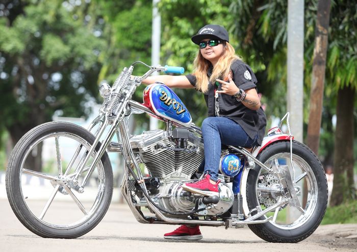 Awie, si cewek 'gila' yang demen banget sama motor custom