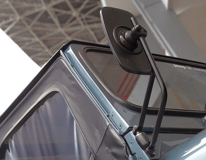 Spion&nbsp;Jeep CJ-7&nbsp;ini dipasangi milik Jeep YJ Wrangler generasi awal