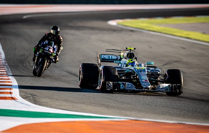 Lewis Hamilton mengendari motor Yamaha YZR-M1 milik Valentino Rossi dan Rossi mengemudikan mobil F1 Mercedes yang pernah dipakai Hamilton