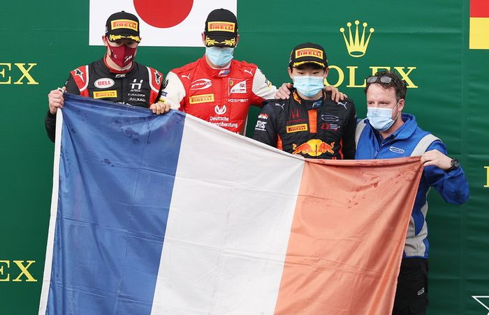 Pembalap yang naik podium podium race 1 F2 Belgia 2020 mengenang pembalap Prancis, Anthoine Hubert yang tewas saat balapan race 1 F2 Belgia tahun lalu