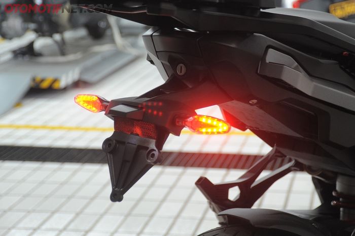 Stoplamp BMW S 1000 XR terintegrasi dengan lampu sein seperti di S 1000 RR, simpel!