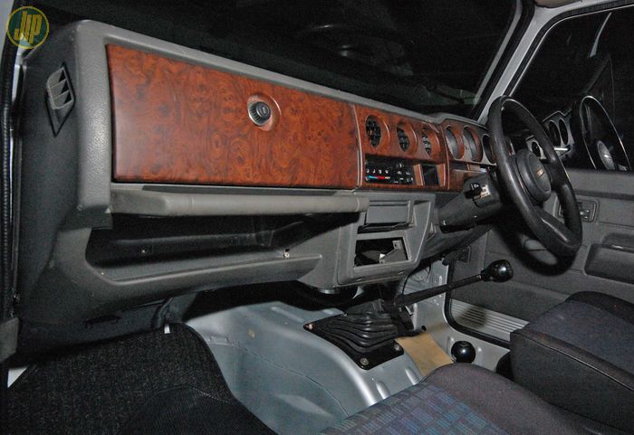 Bukan cuma dasbor yang memakai copotan Jimny JB32, bahkan jok dan trim copotan JB32 ikutan dipasang. 