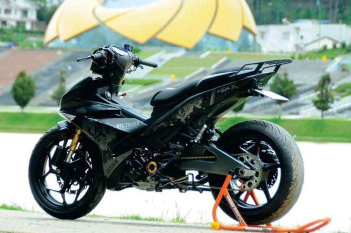 Yamaha Exciter 150 (Yamaha MX-King) dengan kaki-kaki gambot