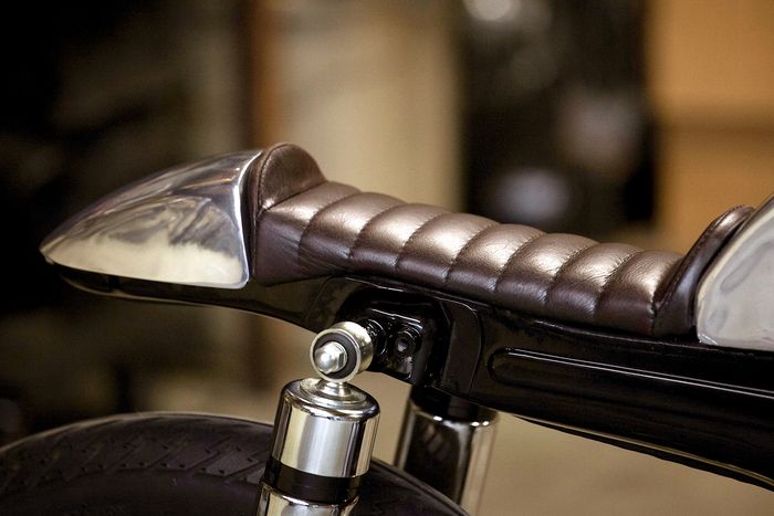 Seat cowl terbuat dari alumunium