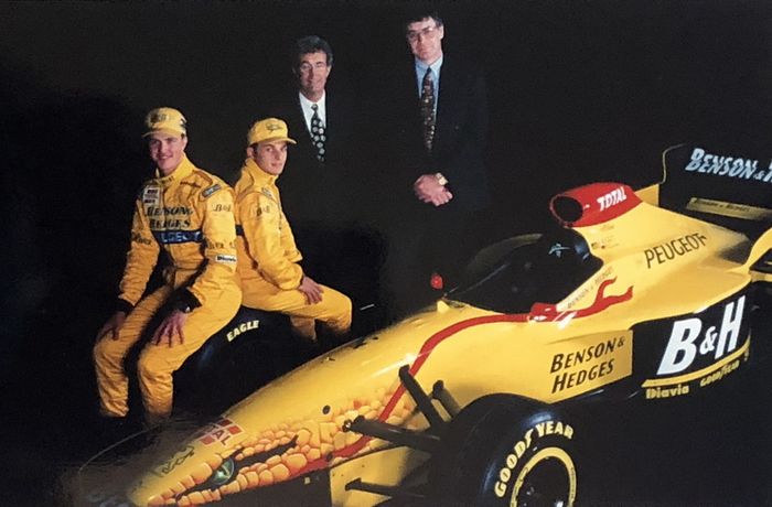 Eddie Jordan (kedua dari kanan) saat memperkenalkan mobil F1 Jordan 197 dengan kedua pembalapnya Ralf Schumacher dan Giancarlo Fisichella