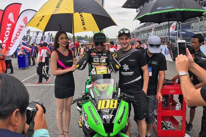 AM. Fadly dikunjungi Jonathan Rea di starting grid sebelum start kelas AP250 yang ternyata pembalap idolanya