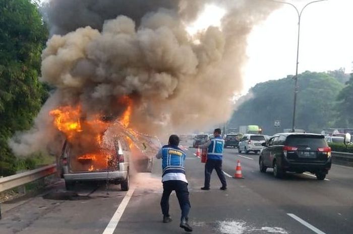 Peugeot 806 terbakar di tol JORR, Cikunir, kota Bekasi