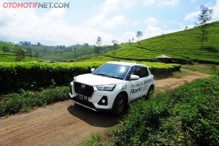 Daihatsu Rocky 1.2 X CVT ADS saat dijajal di kawasan pegunungan di Jawa Barat