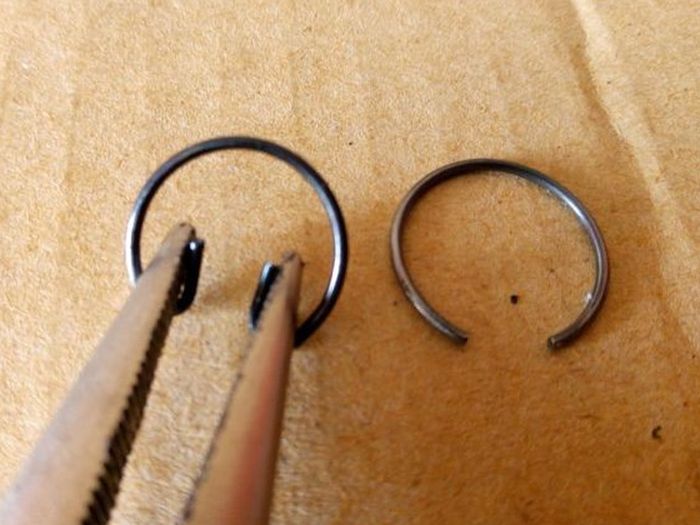 Tangless Wire Clip (kiri) dan C-clip (kanan)