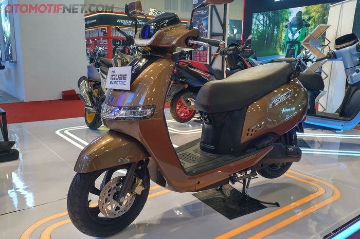 TVS iQube versi standar atau lite dipamerkan di IMOS 2024