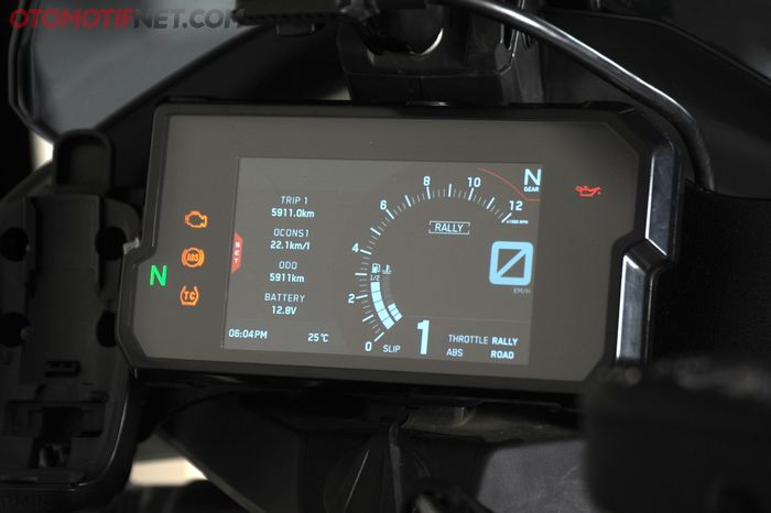 Pakai ride mode Rally pada KTM 790 Adventure R maka muncul tulisan Rally dan sisi bawah kanan ada angka MTC