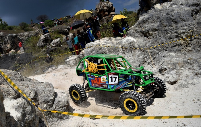 Offroader melewati beberapa obstacle