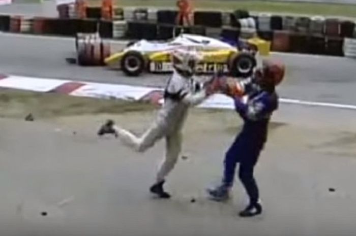 Nelson Piquet menyerang pembalap yang menabraknya