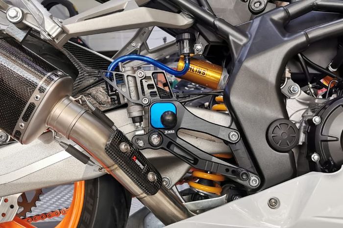 WR3, produk part aftermarket lokal yang sering dikira impor. Ilustrasi footstep underbone V Series WR3.