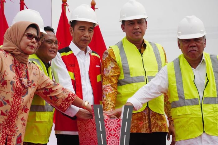 Presiden Joko Widodo (12/12), saat meresmikan jalan tol layang Jakarta-Cikampek (Japek II Elevated) 