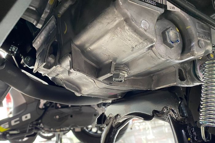 Ilustrasi baut tap oli pada motor matic Honda