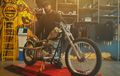 Awas! Ada Sarang Tawon Terselip di Chopper Warna Silver Ini