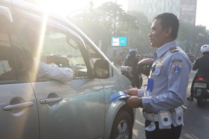 Ilustrasi Petugas Dishub memberikan Sosialisasi 