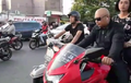 Kocak! Bergaya Pakai Motor Ninja, Eh Ditinggal Sang Pacar yang Pilih Biker Vespa