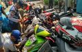 Pengunjung Pasar Panik Berlarian, Mobil Dan Motor Parkir Digembosi