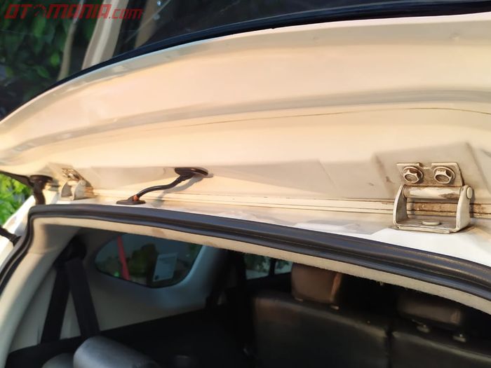 Cek cat yang ada di engsel. Lebih baik kotor daripada luka