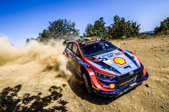 Thierry Neuville melaju tanpa masalah pada hari Minggu (11/9) untuk meraih kemenangan di Reli Akropolis 2022