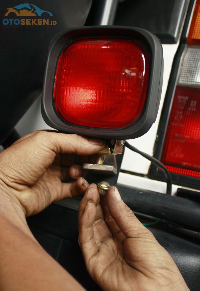 Posisi rear fog lamp jangan terlalu tinggi supaya tidak membuat silau pengemudi di belakang. 