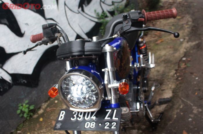 Tampang depan Honda CB lawas kece dengan headlamp daymaker