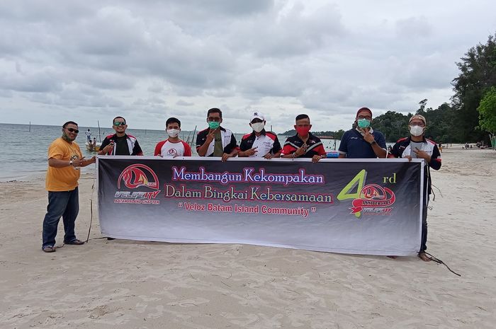 Kegiatan anniversary ke-4 Velozity Batam Island Chapter di Pantai Tegal Bahari, Batam.