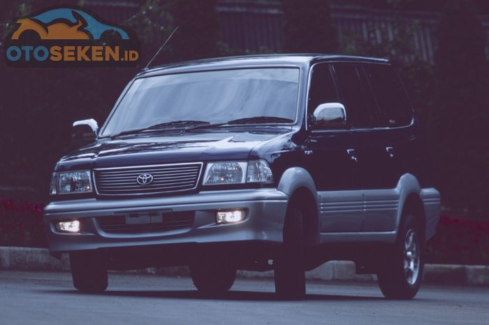 Mobil jadul Toyota Kijang Krista 2.0 EFI tahun 2000.