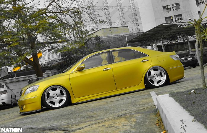 Seluruh bodi Toyota Camry lawas dibalut body wrapping emas doff