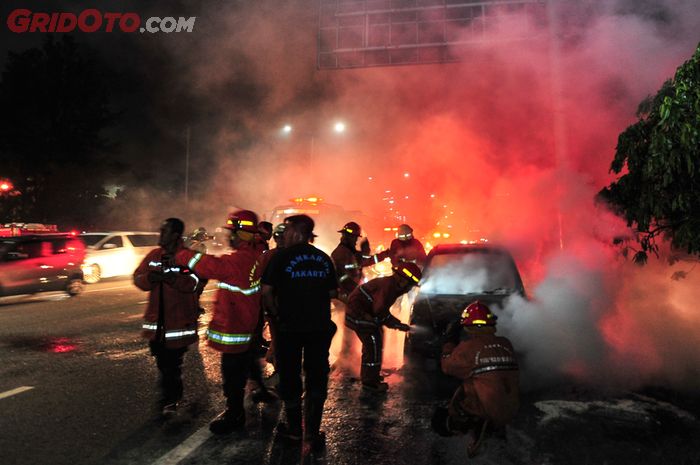 Mobil terbakar di pinggir jalan