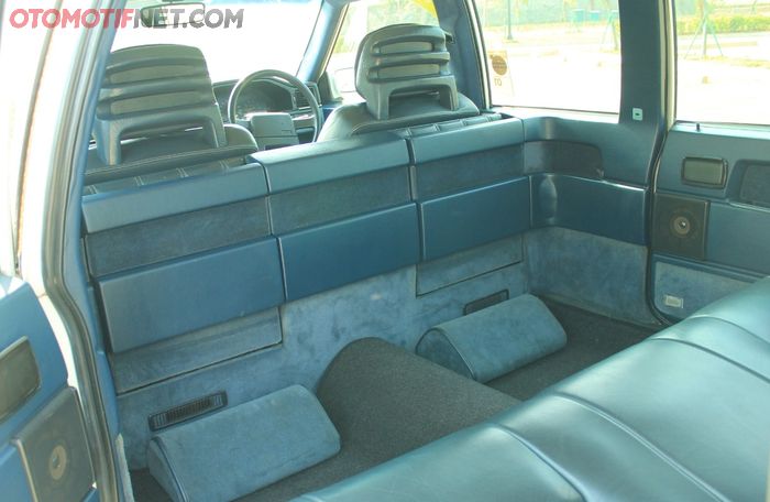 Interior biru bawaan Volvo 960 Limousine, mewah!