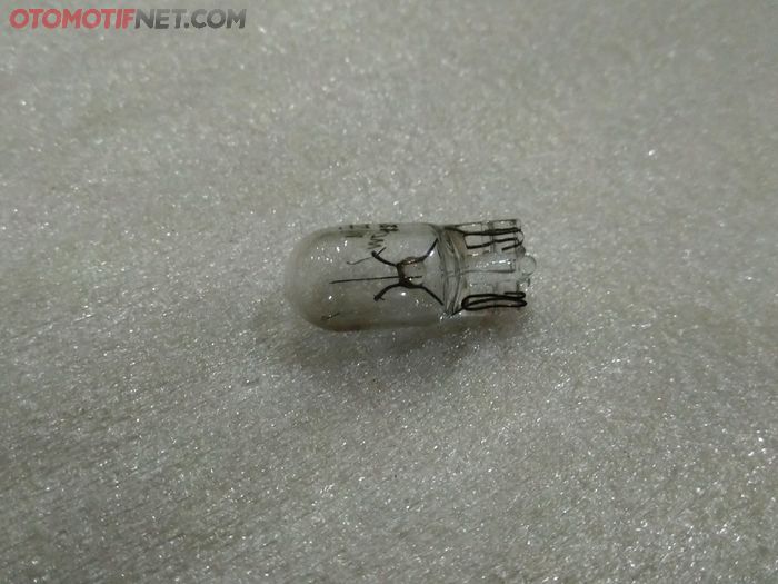 Biar lebih mudah, bisa melepas bohlamnya dari dudukan lampu BeAT