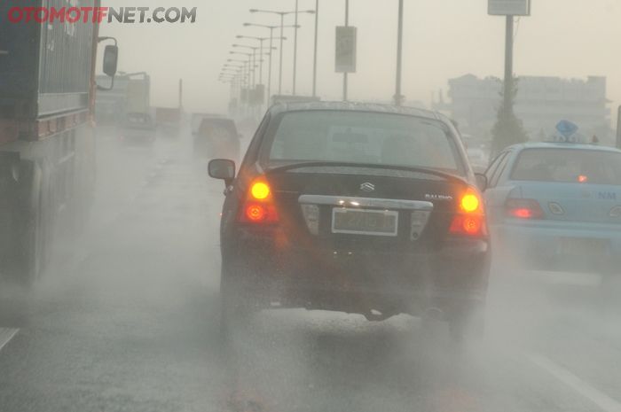 Lampu hazard saat hujan, menyalahi aturan dan tidak aman